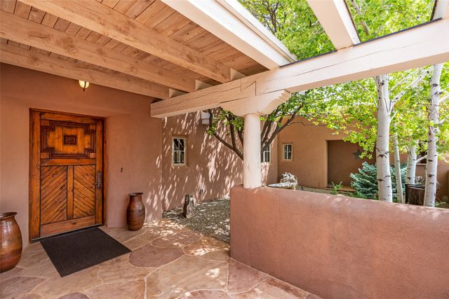 22 Paseo Aragon, Santa Fe, NM 87506