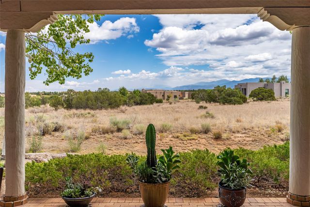22 Paseo Aragon, Santa Fe, NM 87506