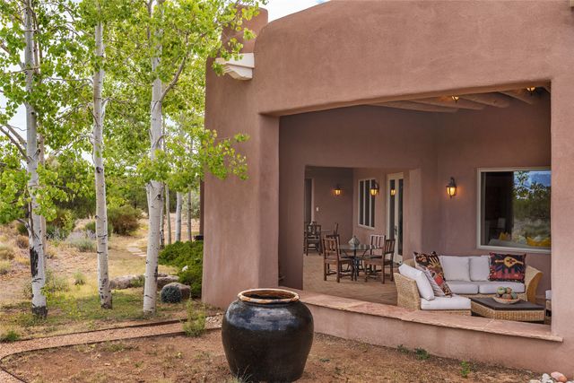22 Paseo Aragon, Santa Fe, NM 87506