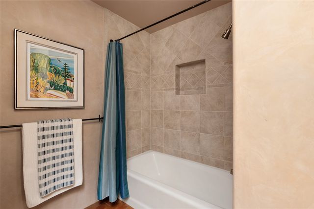 22 Paseo Aragon, Santa Fe, NM 87506