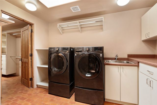 22 Paseo Aragon, Santa Fe, NM 87506