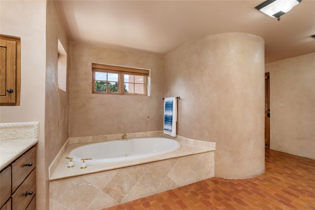 22 Paseo Aragon, Santa Fe, NM 87506