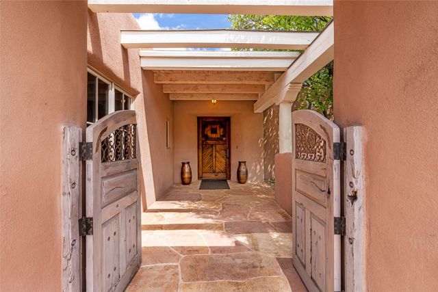 22 Paseo Aragon, Santa Fe, NM 87506