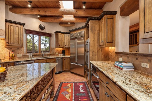 22 Paseo Aragon, Santa Fe, NM 87506