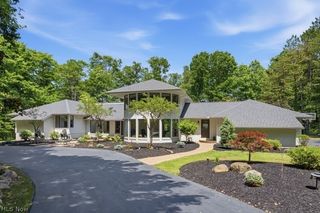 100 Basswood Lane, Moreland Hills, OH 44022