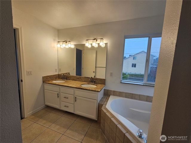 9925 S 242nd Place, Kent, WA 98030