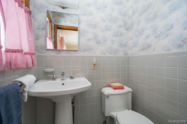 2747 Stoodleigh Drive, Rochester Hills, MI 48309