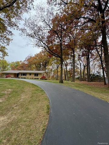 2747 Stoodleigh Drive, Rochester Hills, MI 48309