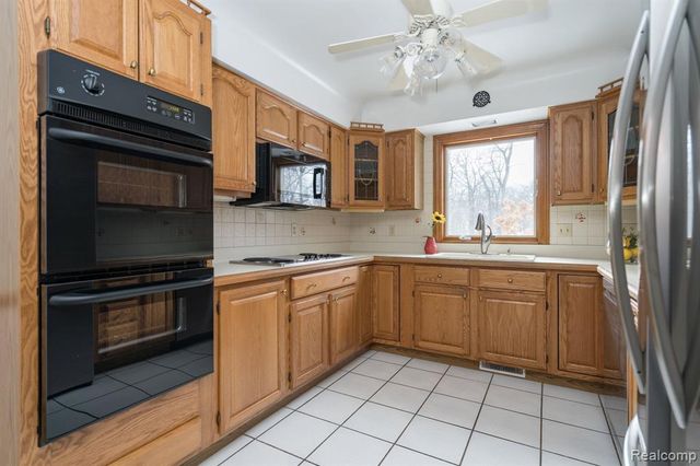 2747 Stoodleigh Drive, Rochester Hills, MI 48309