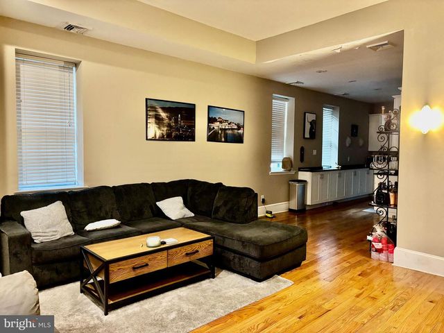 300 LOMBARD ST, Philadelphia, PA 19147