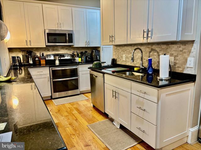 300 LOMBARD ST, Philadelphia, PA 19147