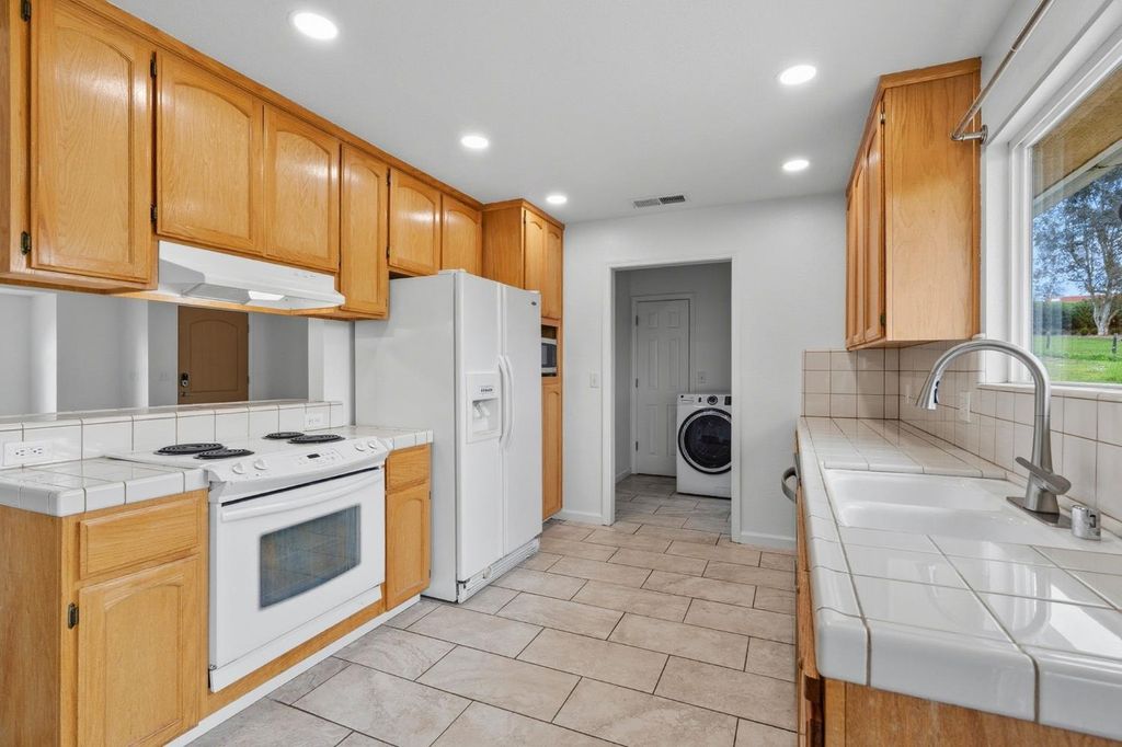 Image 11 of property listing at 33264 Puma Lane, Yokuts Valley, CA 93675