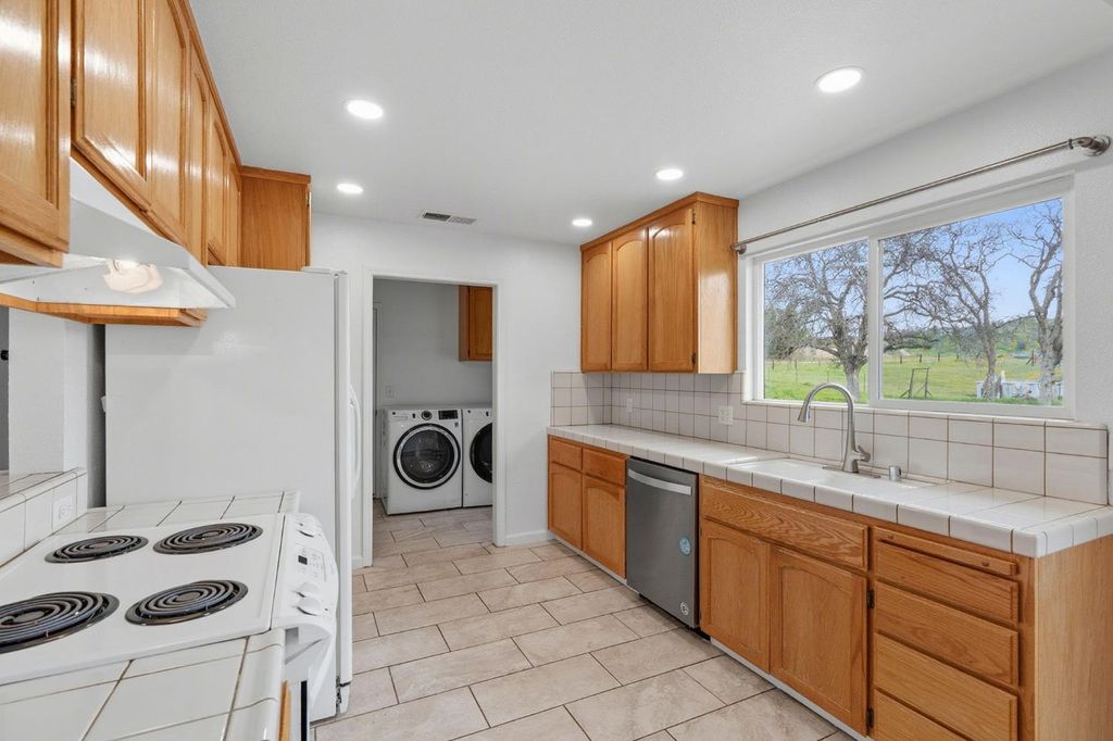 Image 12 of property listing at 33264 Puma Lane, Yokuts Valley, CA 93675