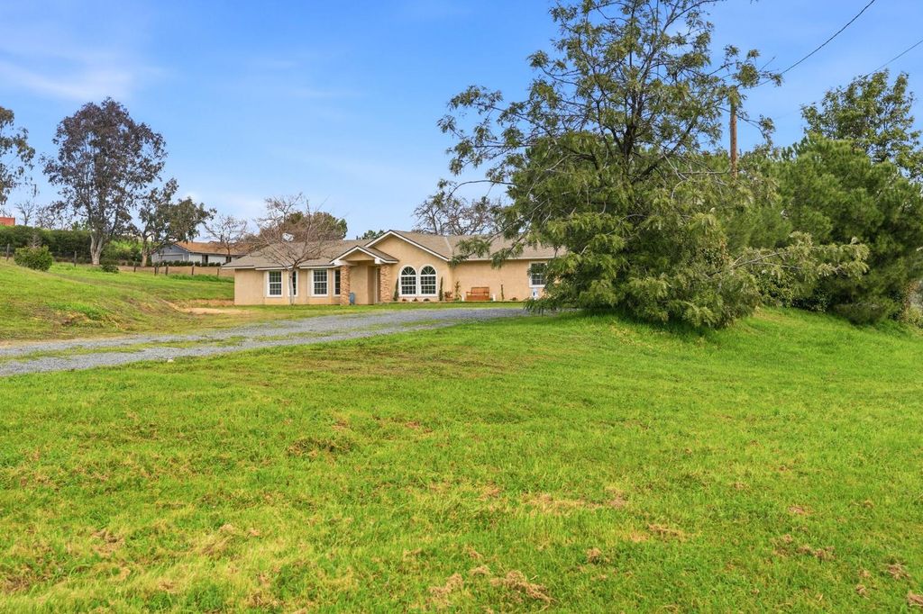 Image 3 of property listing at 33264 Puma Lane, Yokuts Valley, CA 93675