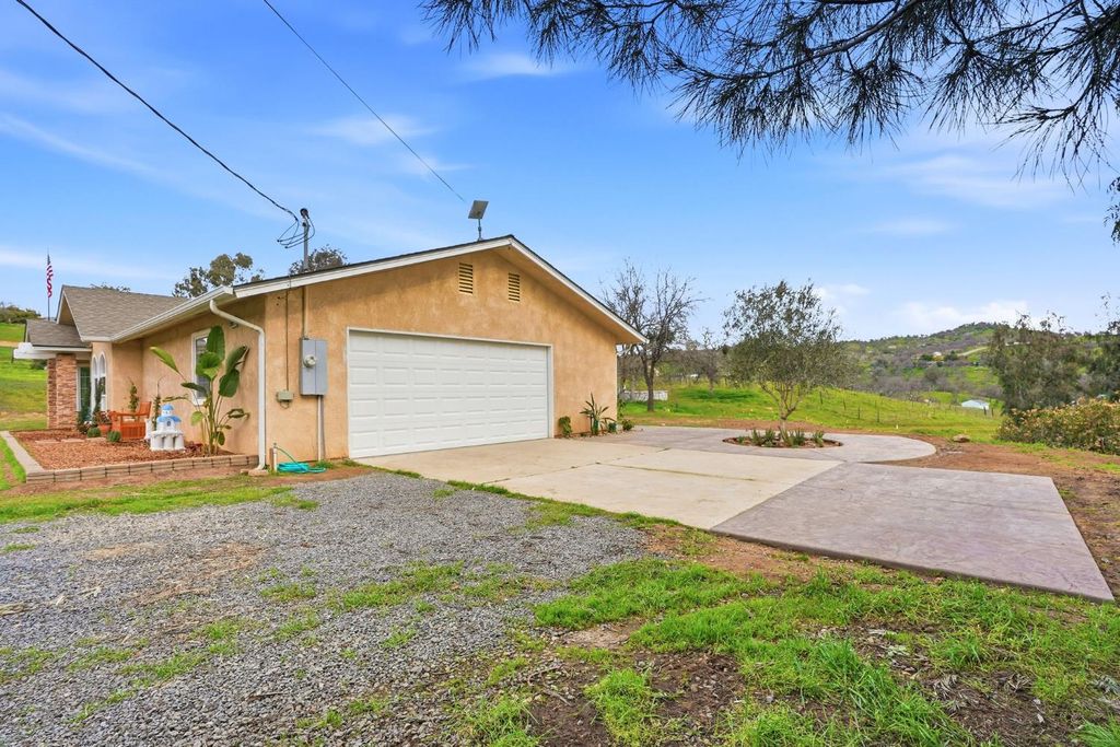 Image 34 of property listing at 33264 Puma Lane, Yokuts Valley, CA 93675