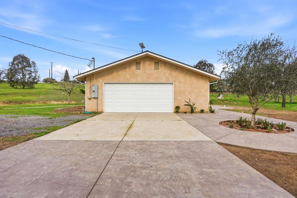 Image 35 of property listing at 33264 Puma Lane, Yokuts Valley, CA 93675