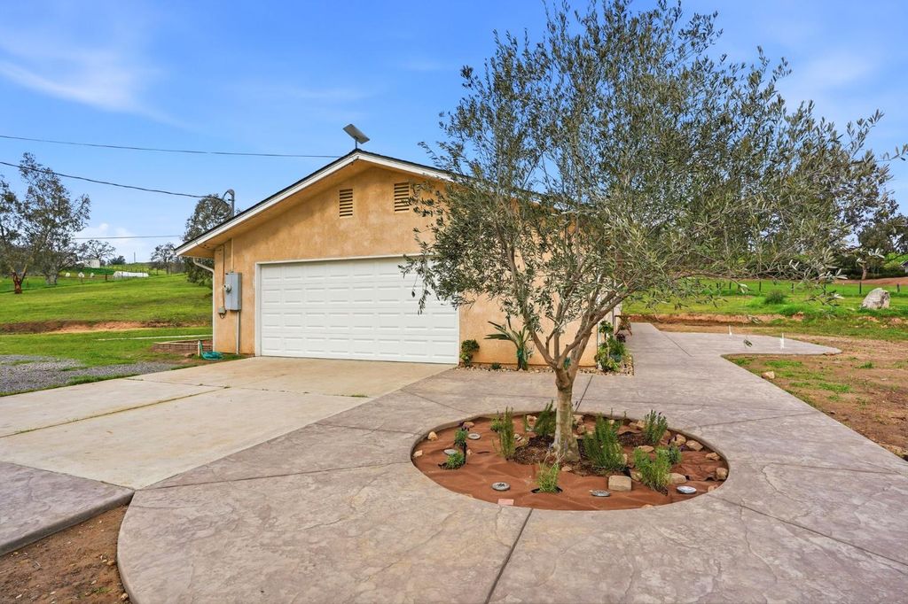Image 36 of property listing at 33264 Puma Lane, Yokuts Valley, CA 93675