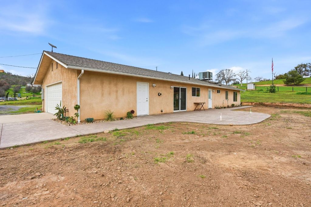 Image 37 of property listing at 33264 Puma Lane, Yokuts Valley, CA 93675