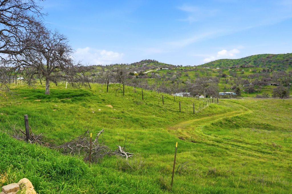 Image 40 of property listing at 33264 Puma Lane, Yokuts Valley, CA 93675