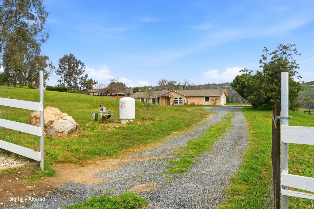 Image 5 of property listing at 33264 Puma Lane, Yokuts Valley, CA 93675