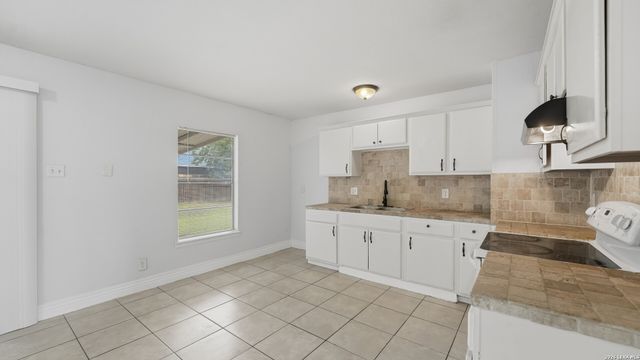 4747 Swann Ln, Kirby, TX 78219