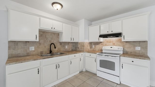 4747 Swann Ln, Kirby, TX 78219
