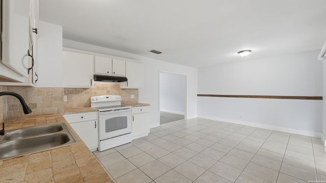4747 Swann Ln, Kirby, TX 78219