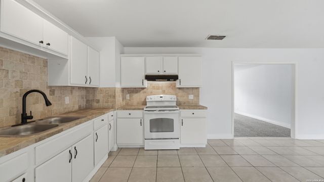 4747 Swann Ln, Kirby, TX 78219