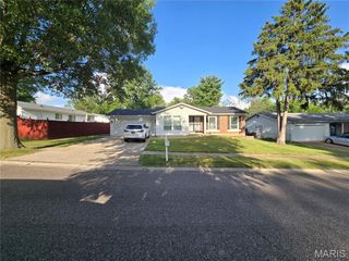 12136 La Padera Lane, Florissant, MO 63033