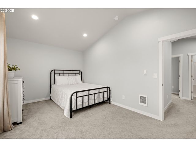 8629 Se WASHINGTON St, Portland, OR 97216