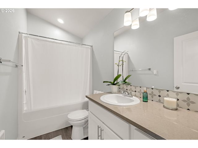 8629 Se WASHINGTON St, Portland, OR 97216