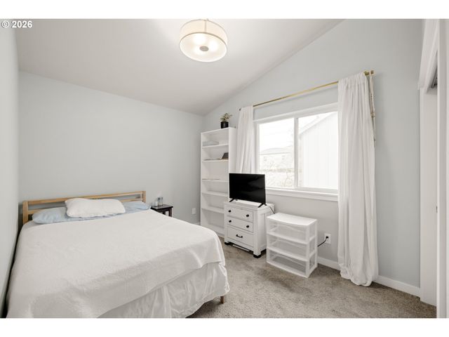 8629 Se WASHINGTON St, Portland, OR 97216