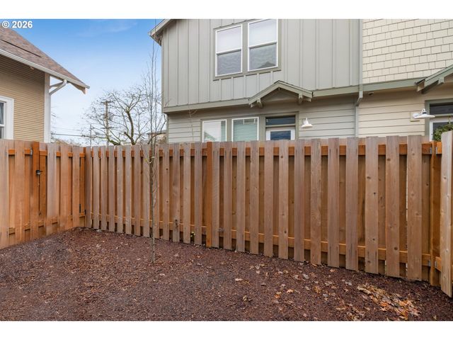 8629 Se WASHINGTON St, Portland, OR 97216