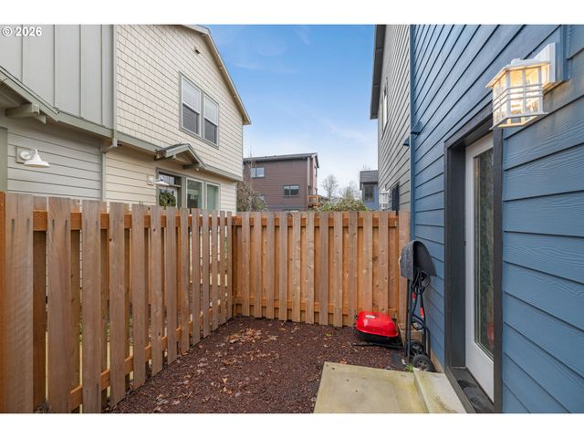 8629 Se WASHINGTON St, Portland, OR 97216