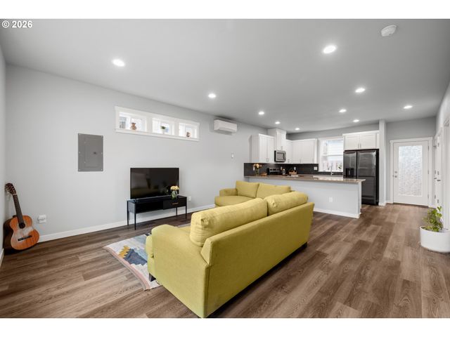 8629 Se WASHINGTON St, Portland, OR 97216