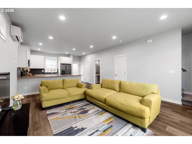 8629 Se WASHINGTON St, Portland, OR 97216