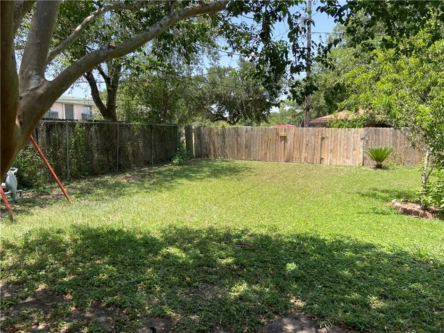 905 Franco Dr, Alice, TX 78332