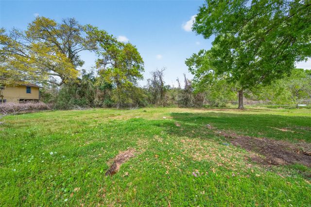 614 Pine Circle, Seabrook, TX 77586