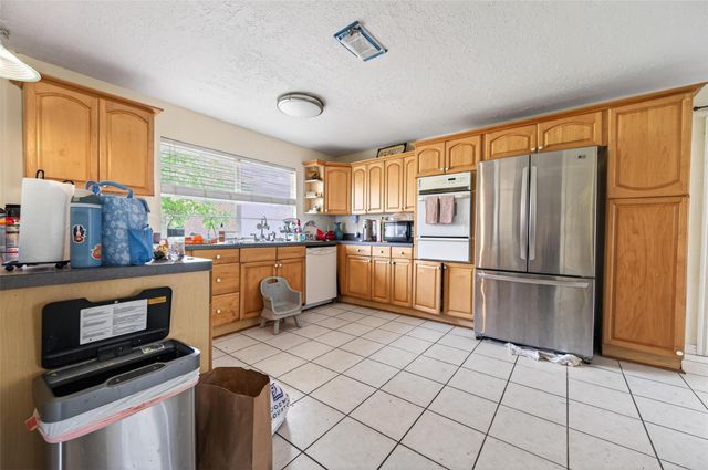 614 Pine Circle, Seabrook, TX 77586