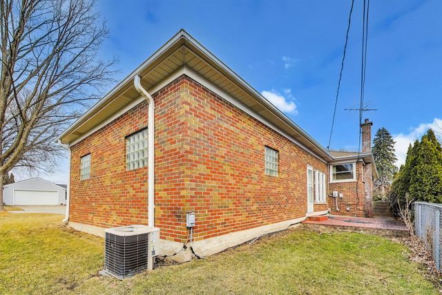 320 N Prospect Manor Avenue, Mount Prospect, IL 60056