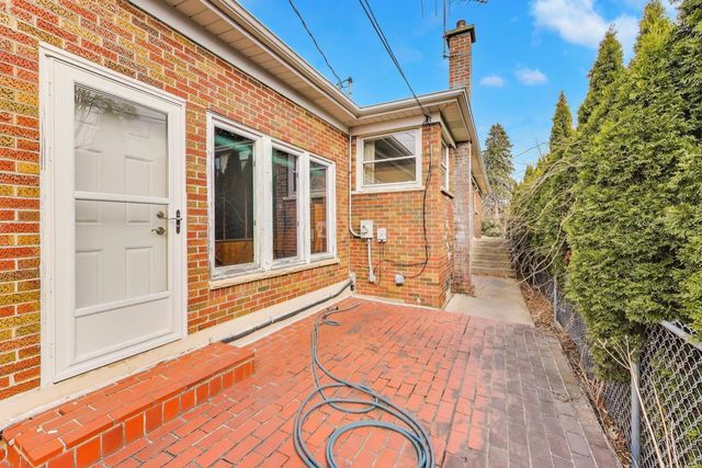 320 N Prospect Manor Avenue, Mount Prospect, IL 60056