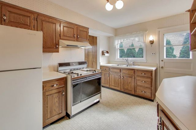 320 N Prospect Manor Avenue, Mount Prospect, IL 60056