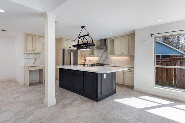 23 Crinkleroot Court, The Woodlands, TX 77380