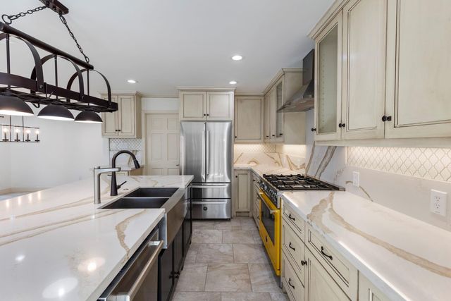 23 Crinkleroot Court, The Woodlands, TX 77380