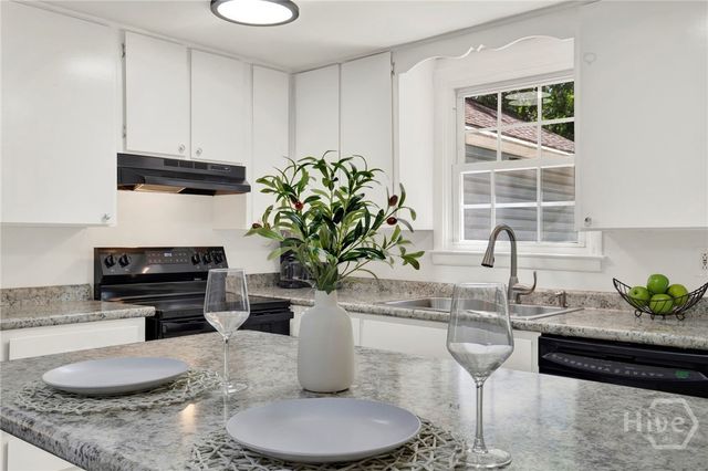 17 Russell Avenue, Savannah, GA 31408