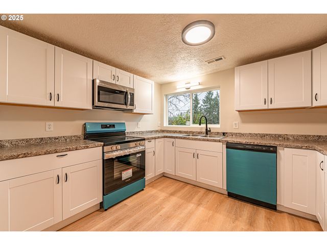 225 21ST Ave, Sweet Home, OR 97386