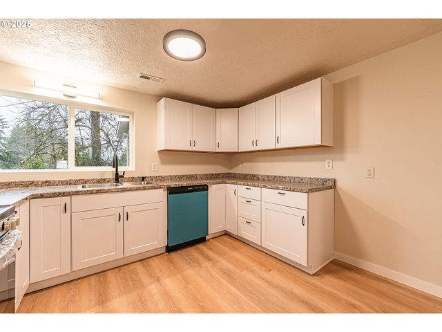 225 21ST Ave, Sweet Home, OR 97386