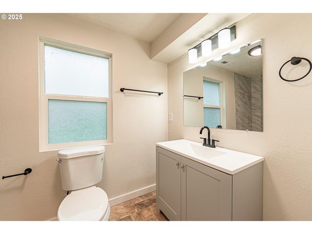 225 21ST Ave, Sweet Home, OR 97386