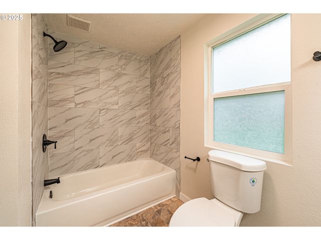 225 21ST Ave, Sweet Home, OR 97386