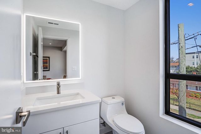 5221 F ST SE, Washington, DC 20019